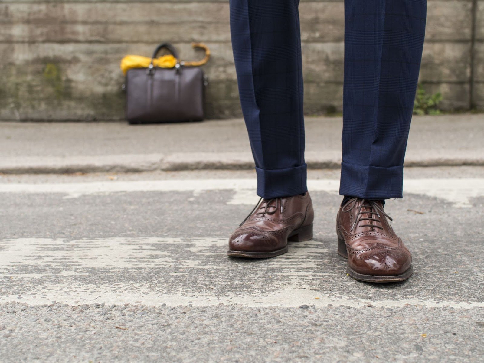 DE TRAJE UNO ZAPATO - El Aristócrata