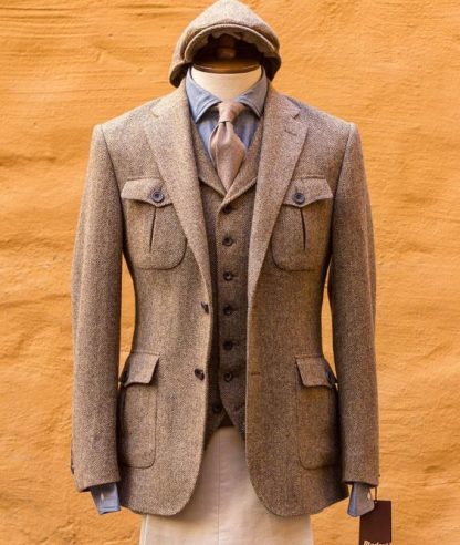 Tweed%2Bcon%2Bchaleco%2Bde%2Bhilera%2Bsencillo%2By%2Bgorra%2Binglesa.jpg